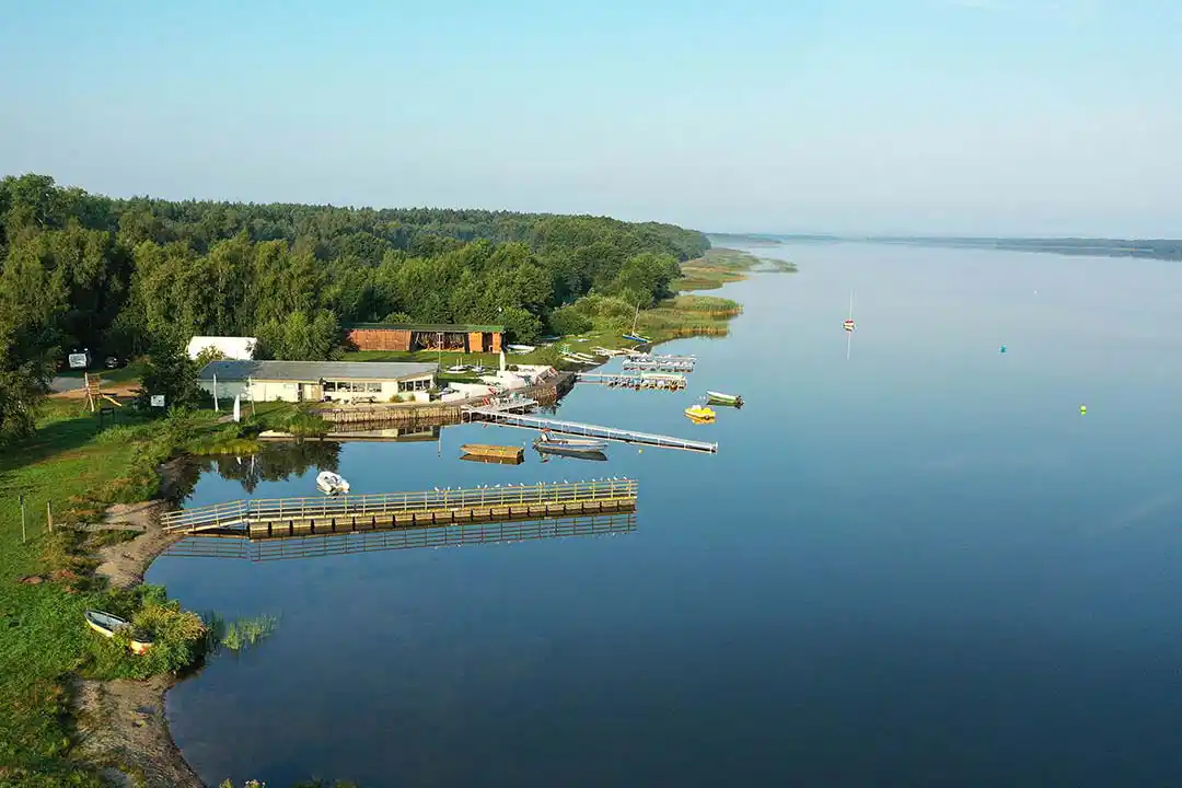 Działki nad morzem przy jeziorze z prywatnym pomostem na jeziorze Sarbsko